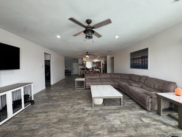 401 Sage Brush Street, Blythe CA: https://media.crmls.org/mediaz/232ed655-70ed-4835-9da5-c1131f611921.jpg
