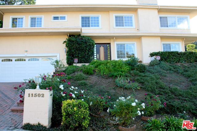 11502 Dona Teresa Drive, Studio City CA: https://media.crmls.org/mediaz/232f1dc9-4490-483d-9561-f7efba53c63b.jpg