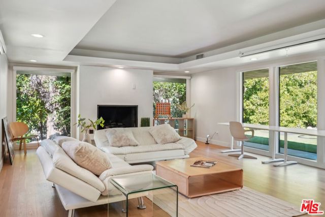 4900 Queen Victoria Road, Woodland Hills CA: https://media.crmls.org/mediaz/232f6ccc-9668-40ed-86f9-54e2f3ba94ad.jpg