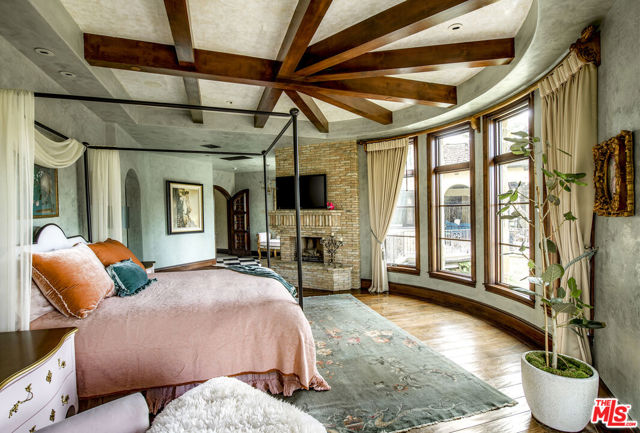 427 La Marina Drive, Camarillo CA: https://media.crmls.org/mediaz/232fe8a1-157e-446d-84d6-9217deed232a.jpg