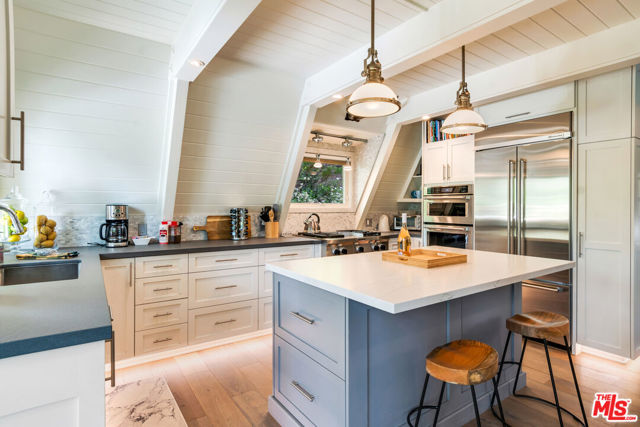 161 Rocky Point Road, Lake Arrowhead CA: https://media.crmls.org/mediaz/23302bff-4899-4ed7-9108-f70255bc4106.jpg