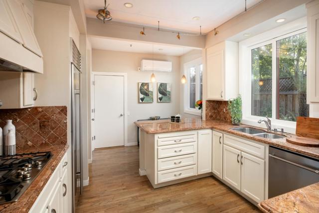 988 Menlo Avenue, Menlo Park CA: https://media.crmls.org/mediaz/2330309c-4226-4eaa-8eb7-0386a55b57ce.jpg