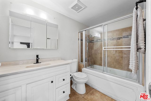 1225 Washington Avenue, Santa Monica CA: https://media.crmls.org/mediaz/23314ccf-d2fc-45e2-a85d-c0f75d79f1f5.jpg