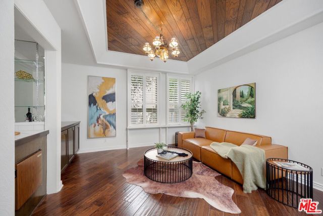 5333 Zelzah Avenue, Encino CA: https://media.crmls.org/mediaz/23315386-4565-4a62-97c6-cd9c34bb42bc.jpg