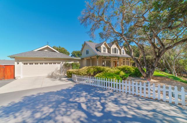 8631 Woodland Heights Court, Salinas CA: https://media.crmls.org/mediaz/2332958f-1532-4e05-a703-d818a815a93f.jpg