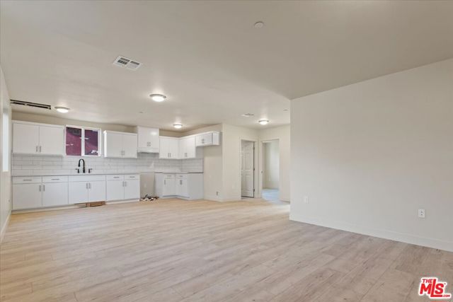 409 E 99th Street, Los Angeles CA: https://media.crmls.org/mediaz/23333cc3-5e50-42d1-a7ba-22d34fca49b2.jpg