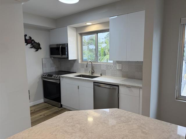 155 15Th Street, Del Mar CA: https://media.crmls.org/mediaz/23333e7e-4f02-4bca-8403-4425d3bc7aa6.jpg