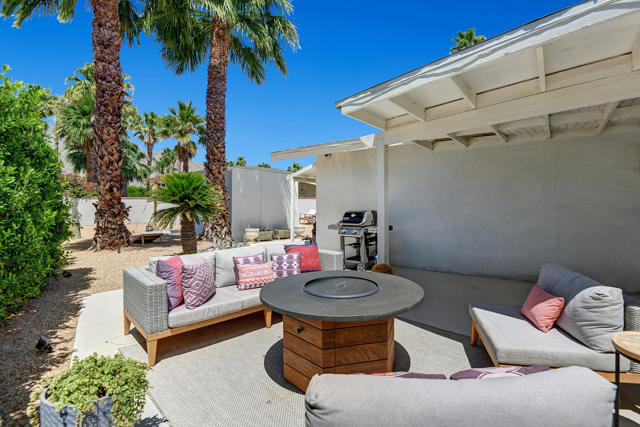 1373 E Madero Circle, Palm Springs CA: https://media.crmls.org/mediaz/23339986-1c39-4ffb-90e3-9712ddd08fb4.jpg