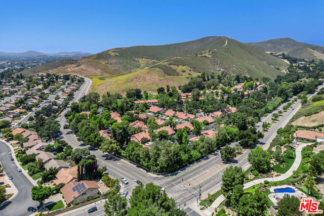 4042 Stoneriver Court, Westlake Village CA: https://media.crmls.org/mediaz/23341adc-96c2-482b-9b6d-5abdec3c56d4.jpg