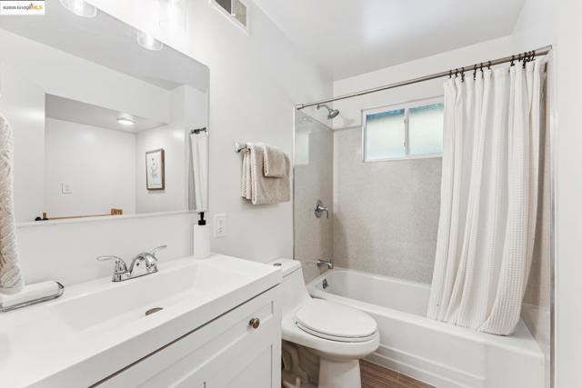 3129 Deseret Dr, Richmond CA: https://media.crmls.org/mediaz/23345685-d6b1-4e99-9488-aa54419e1f66.jpg