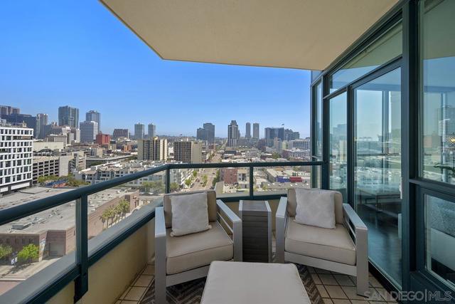 555 Front St, San Diego CA: https://media.crmls.org/mediaz/23345ff9-8c47-4390-8e51-0a54ff09228d.jpg