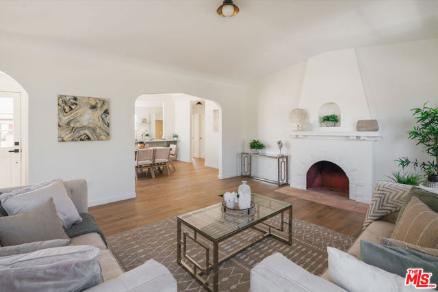 1826 W 78th Street, Los Angeles CA: https://media.crmls.org/mediaz/2334d52f-07d2-48c0-b974-d12618f8b15a.jpg