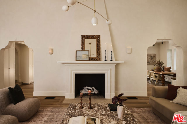 624 N Arden Drive, Beverly Hills CA: https://media.crmls.org/mediaz/2334e2c8-6077-4727-ae4d-bb0c79bdb90a.jpg