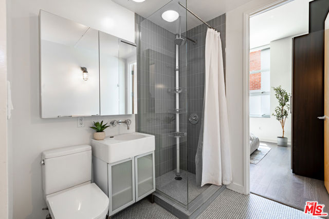 4080 Glencoe Avenue, Marina del Rey CA: https://media.crmls.org/mediaz/2335ddab-e3ae-4977-baa7-08ef4667006f.jpg