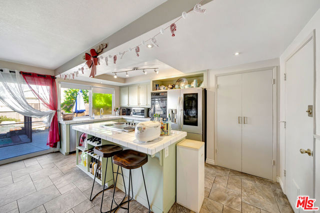 2425 Dusan Street, Simi Valley CA: https://media.crmls.org/mediaz/2335f106-4c1e-4e08-8987-df6b655f5184.jpg