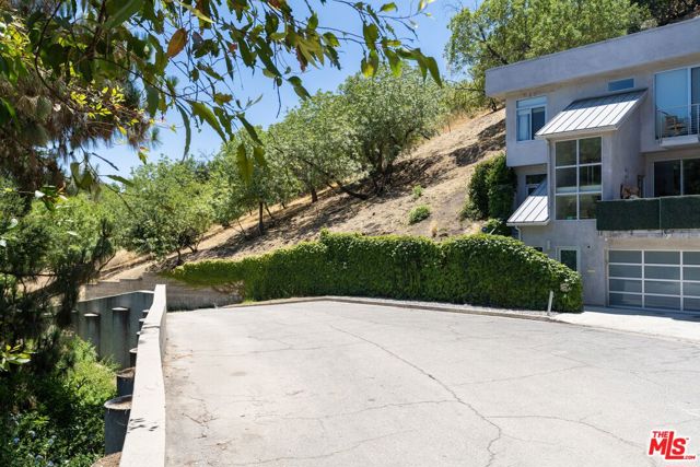 3995 Glenalbyn Drive, Los Angeles CA: https://media.crmls.org/mediaz/23361776-4824-442b-9831-5918df3ef13a.jpg