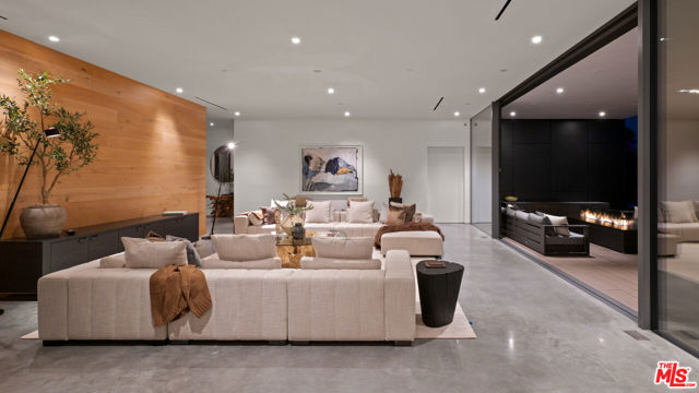 2341 Gloaming Way, Beverly Hills CA: https://media.crmls.org/mediaz/23362fc9-739d-49da-a0ab-d8548c51b966.jpg