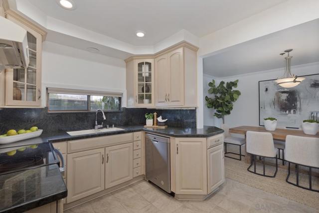 8263 Camino Del Oro, La Jolla CA: https://media.crmls.org/mediaz/23369452-a04f-43ff-b400-9f4416d483b4.jpg