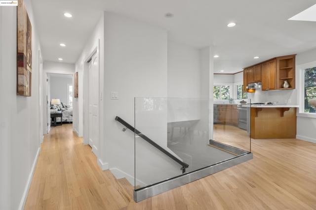 6537 Aitken Dr, Oakland CA: https://media.crmls.org/mediaz/2336b110-bd31-40c4-ad66-cafa57911029.jpg