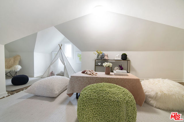 565 N Arden Boulevard, Los Angeles CA: https://media.crmls.org/mediaz/2337295d-02da-4243-928e-5f13bc14f1f2.jpg