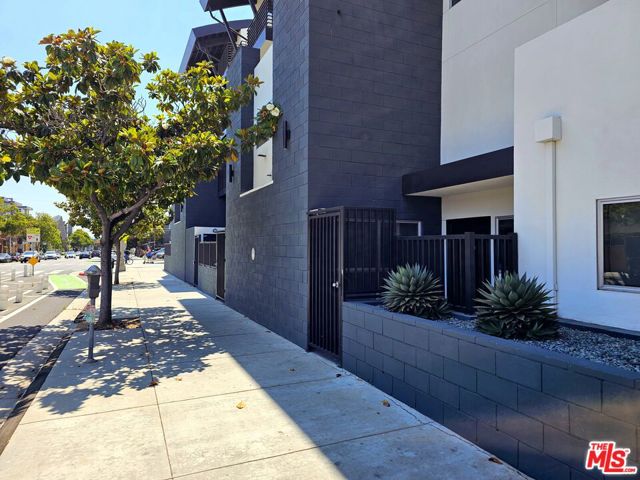 1617 Broadway, Santa Monica CA: https://media.crmls.org/mediaz/23382d4f-ff96-4dcc-8430-230f1efe4b1b.jpg