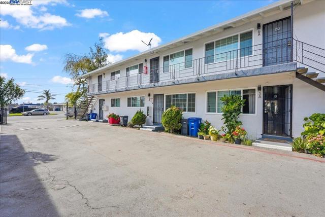 27070 Manon Ave, Hayward CA: https://media.crmls.org/mediaz/2338450e-1b8e-4682-a8ee-2fb91d1d863e.jpg