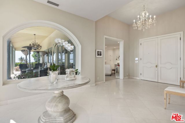 1634 Gilcrest Drive, Beverly Hills CA: https://media.crmls.org/mediaz/233875d2-18e6-4b20-86d4-69ac901d9e36.jpg