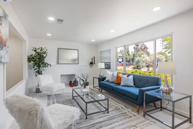 216 Appian Way, Union City CA: https://media.crmls.org/mediaz/2338de06-1283-482c-8268-9065f76f662d.jpg