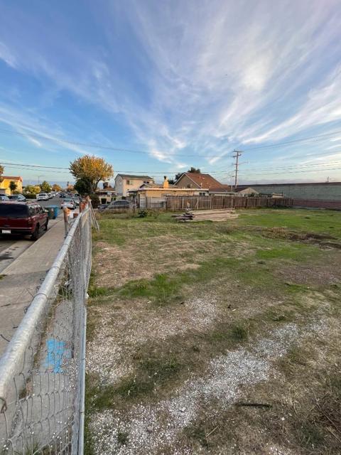 1100 Norton Street, San Mateo CA: https://media.crmls.org/mediaz/2339e699-e26e-46b7-aa57-665c65fe28cd.jpg