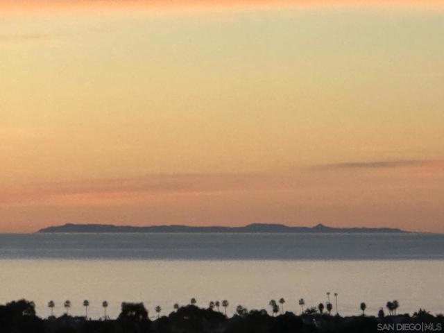 7215 Daffodil Pl, Carlsbad CA: https://media.crmls.org/mediaz/233a4138-89c7-47a1-8ff5-7a2d44f3b482.jpg