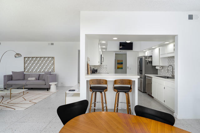 519 Desert Lakes Drive, Palm Springs CA: https://media.crmls.org/mediaz/233a5313-83ba-4513-959b-b8d05b98e0e3.jpg