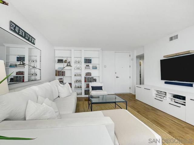 1760 Avenida del Mundo, Coronado CA: https://media.crmls.org/mediaz/233b2921-7475-4eef-a47e-6b783a1e36bb.jpg