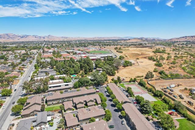 801 Nash Road, Hollister CA: https://media.crmls.org/mediaz/233b76bb-30f4-448a-8271-8a6dd6540d7c.jpg