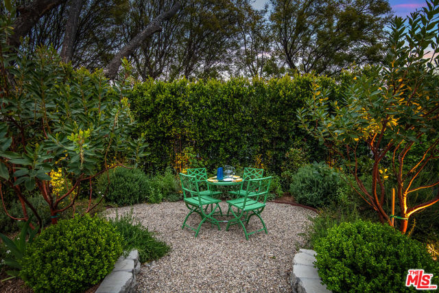 13109 Valley Vista Boulevard, Studio City CA: https://media.crmls.org/mediaz/233c33f5-cbac-40a0-b9e1-c2faa6b90762.jpg
