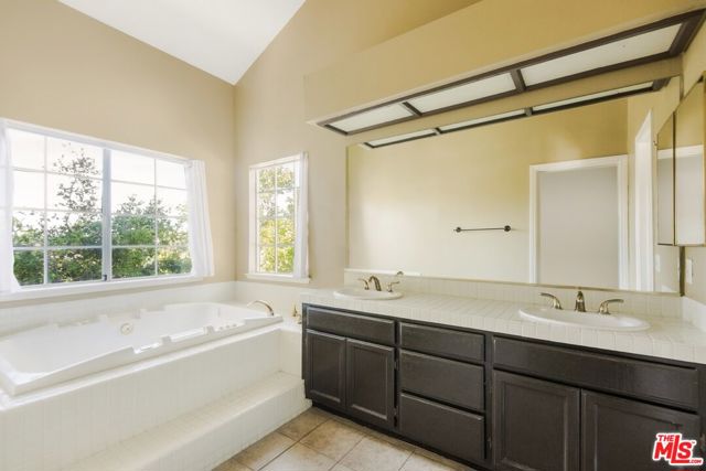 3131 E Hillcrest Drive, Westlake Village CA: https://media.crmls.org/mediaz/233c3e6b-5304-48ad-b6b1-6d71cb442fc4.jpg