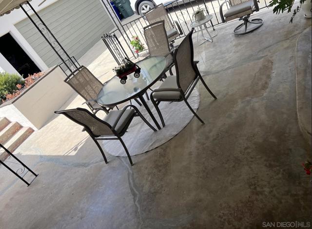 3958 Kenwood Dr, Spring Valley CA: https://media.crmls.org/mediaz/233c96c6-d4f6-4f32-8a8e-813ff07282e8.jpg