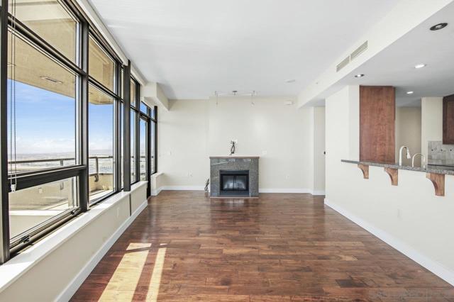 700 W E St, San Diego CA: https://media.crmls.org/mediaz/233cc02b-7c78-48a4-a543-8cbb8fae184b.jpg