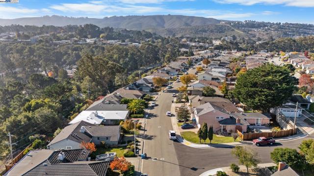 2461 Trenton Dr, San Bruno CA: https://media.crmls.org/mediaz/233e2d4a-6601-478e-a40f-3dc06a8e36e1.jpg
