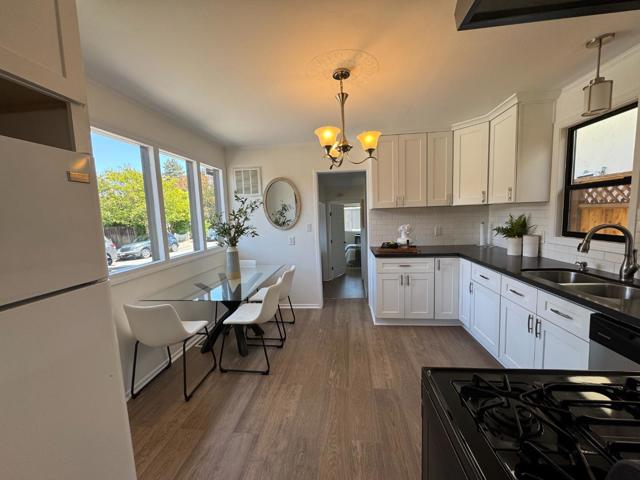 1308 Oxford Street, Redwood City CA: https://media.crmls.org/mediaz/233e539d-33ed-4566-94c5-00d7d1a99362.jpg