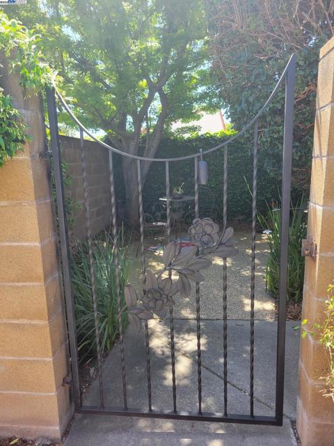 2387 Gomes Rd, Fremont CA: https://media.crmls.org/mediaz/233f9802-9ba5-450a-998d-3c4a7f1b1642.jpg
