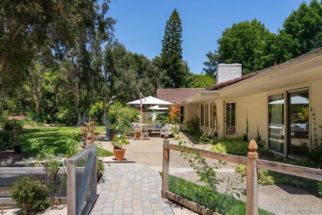 17310 Calle Mayor, Rancho Santa Fe CA: https://media.crmls.org/mediaz/23404093-d983-4b6d-be28-3d058b4c7d0e.jpg