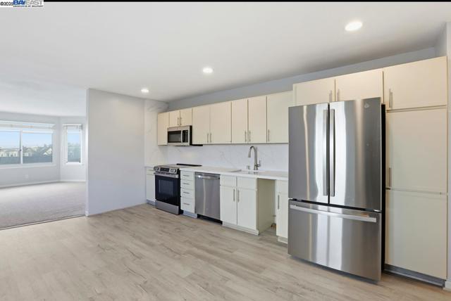 450 San Bruno Ave, San Francisco CA: https://media.crmls.org/mediaz/23406b24-5b21-48e6-bdae-7ec54bcf58fa.jpg