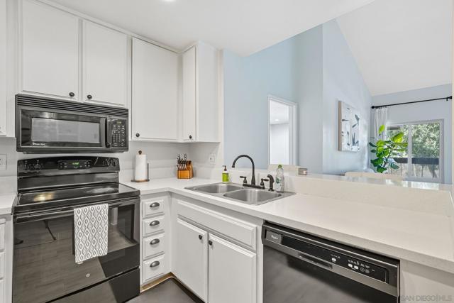 10250 Caminito Cuervo, San Diego CA: https://media.crmls.org/mediaz/2341043a-c802-418c-ac55-57a04cc1e0bb.jpg