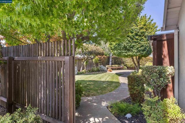 1752 Berrywood Ct, Concord CA: https://media.crmls.org/mediaz/234149fe-d2fd-45cb-870c-d3cd507bbc43.jpg