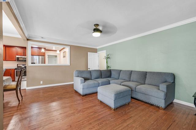 10339 Foothill Blvd, Oakland CA: https://media.crmls.org/mediaz/2341da07-bb47-40f7-9deb-e2a35c629b15.jpg