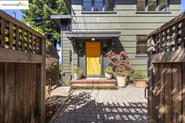 1398 Scenic Ave, Berkeley CA: https://media.crmls.org/mediaz/23428ef7-0a0a-4f57-8ec6-49f2fb365551.jpg