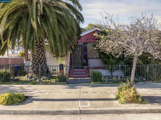 3811 Clinton Ave, Richmond CA: https://media.crmls.org/mediaz/2342b878-c09c-4ba0-8957-43fd9eb03afc.jpg