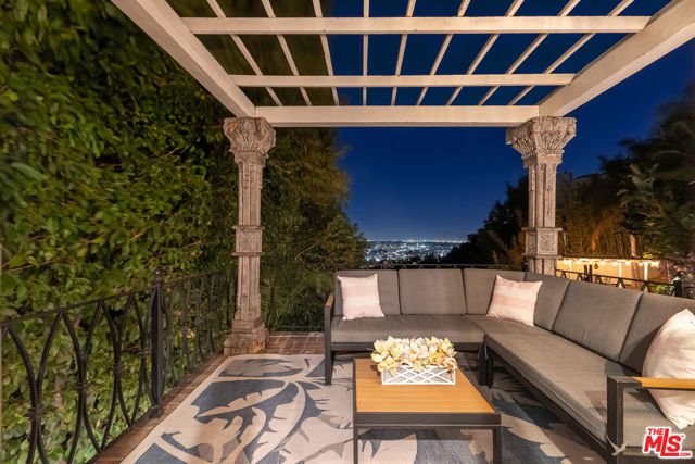 8828 Thrasher Avenue, Los Angeles CA: https://media.crmls.org/mediaz/2343611e-1666-476f-96b4-385d868f32a5.jpg