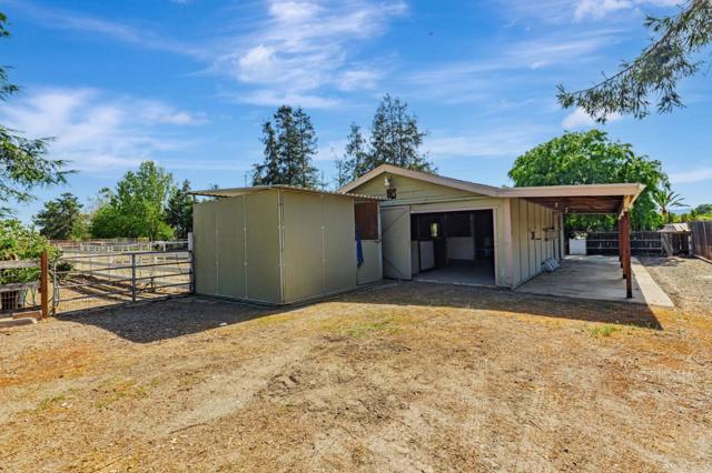 10495 Garcia Lane, Gilroy CA: https://media.crmls.org/mediaz/23441ded-683c-40f4-a6d4-b62024d6f48d.jpg