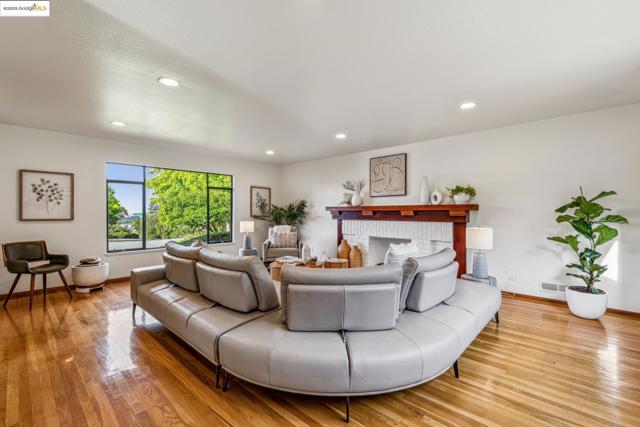 13185 Clairepointe Way, Oakland CA: https://media.crmls.org/mediaz/2344ed83-6d82-447b-bb26-83fa51f4ccd4.jpg